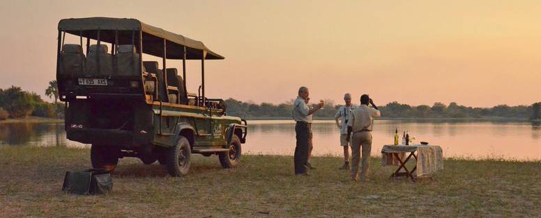 Sundowners bij een meer in Nyerere National Park