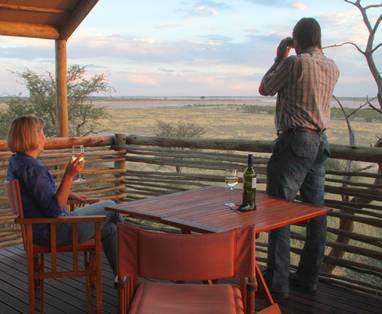 SURICATE_PEOPLE_AT_TENT