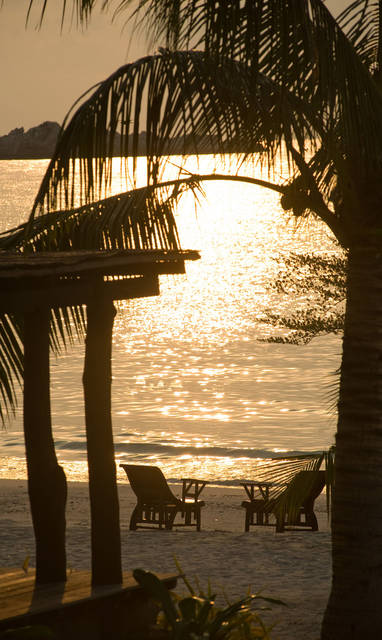 Zonsondergang bij Paradee Resort op Koh Samet in Thailand