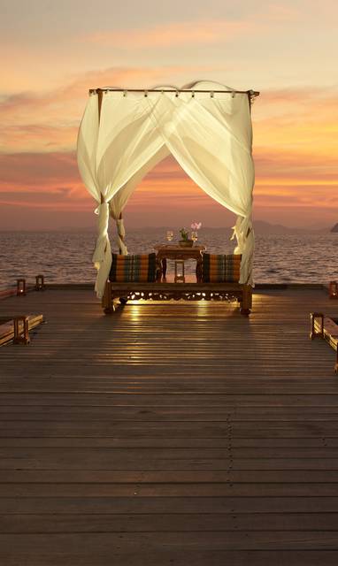 Privé diner op het deck bij Santhiya Koh Phangan in Thailand