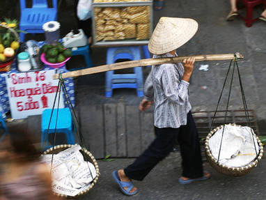 hanoi_street_vendor_with_yoke