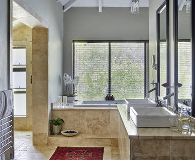 prana_executive_suit_bathroom