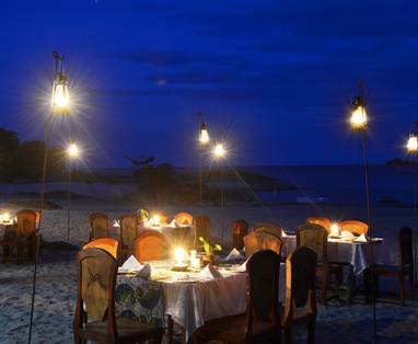 Makuzi_Beach_Lodge_Malawi_dinner_on_beach