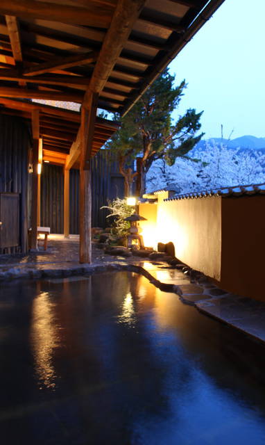 Biyu_no_Yado_-_Outdoor_bath_2