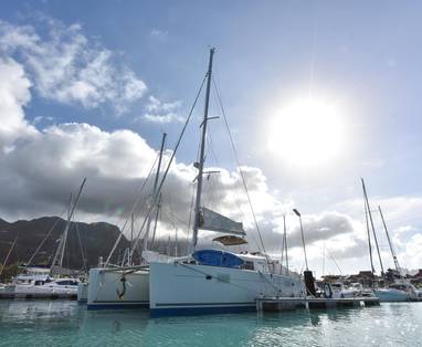 Catamaran_in_haven-min
