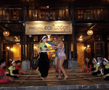 VN_Mai_ChauMai-Chau-Ecolodge-Thai_ethnic_traditional_dance__(15)