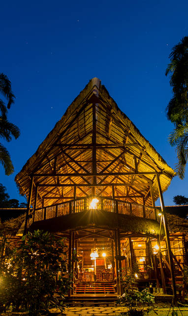 PE_refugio_amazonas_buitenaanzicht_in_de_avond_NOCHE_4
