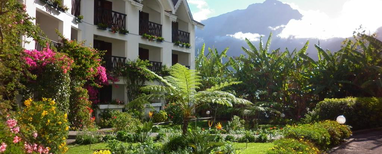 RE_Cilaos_Le_Vieux_Cep_-_View_and_Garden