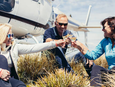 Geniet van een glas champagne tijdens een helikoptervlucht over Wanaka
