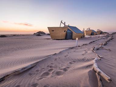 buitenaanzicht chalets bij shipwreck lodge in Namibië