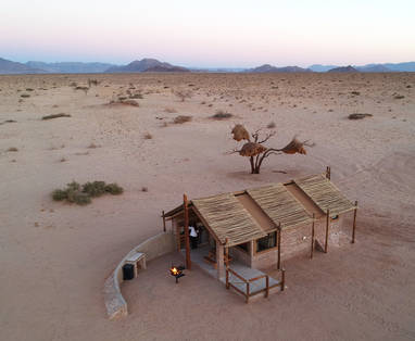 Vogelperpectief chalet bij Desert Camp in Namibië