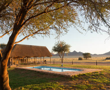 zwembad bij Desert Camp in Namibië
