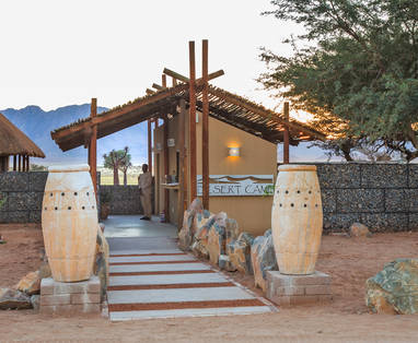 ingang lodge bij Desert Camp in Namibië