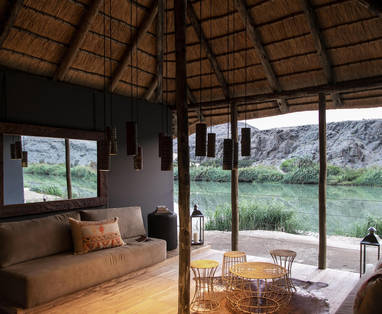 lounge familiekamer bij Serra Cafema in namibië