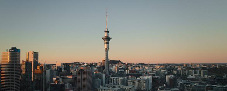 De skyline van Auckland in Nieuw-Zeeland met een zonsondergang