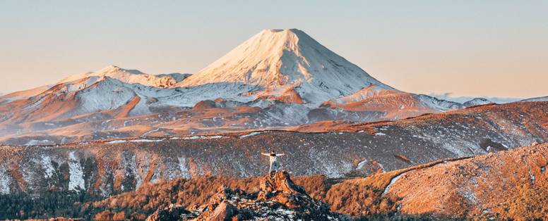 Bergachtige omgeving met besneeuwde bergtoppen bij lake Tongariro in Nieuw-Zeeland