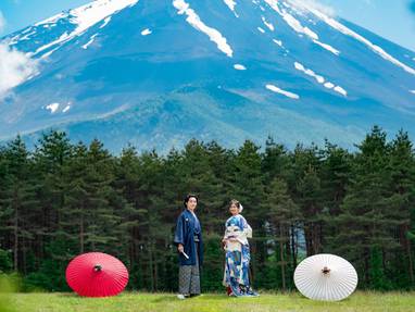 Koppel in traditionele Japanse kleding voor berg in Yamanashi.