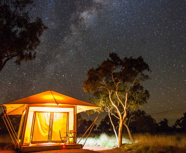 tent in de nacht van Karijini Eco Resort