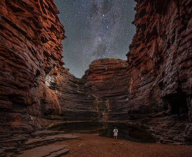 vrouw onder sterrenhemel in Karijini