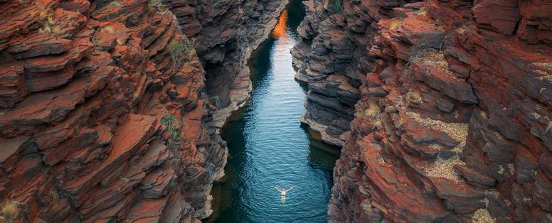 persoon zwemt in karijini national park
