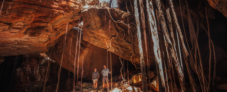 mensen in een grot bij Emma Gorge
